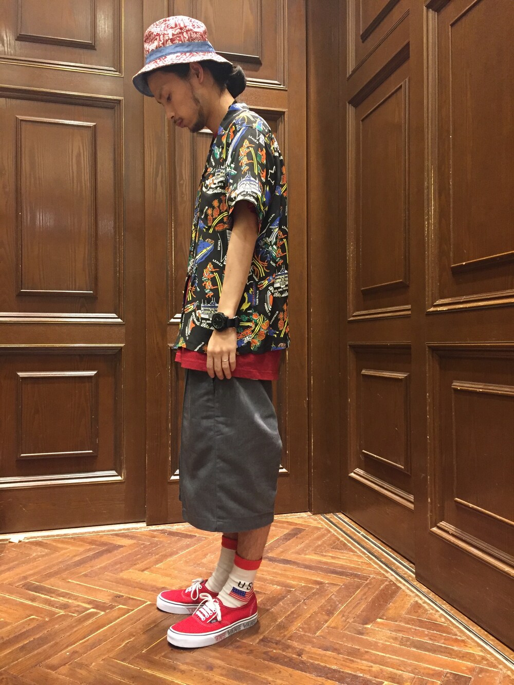 「ナノユニバース、アロハシャツ、オーバーサイズ、ワイドパンツ、バケットハット、白ソックス、スニーカー×靴下、オープンカラーシャツ、赤、reyn spooner」｜「NANO universeのreyn spooner/ U LAHAINA BUCKET HAT（ハット、レッド系）」を使った、窪田 孝之さん（メンズ・170cm）の夏コーディネートの1枚目の写真