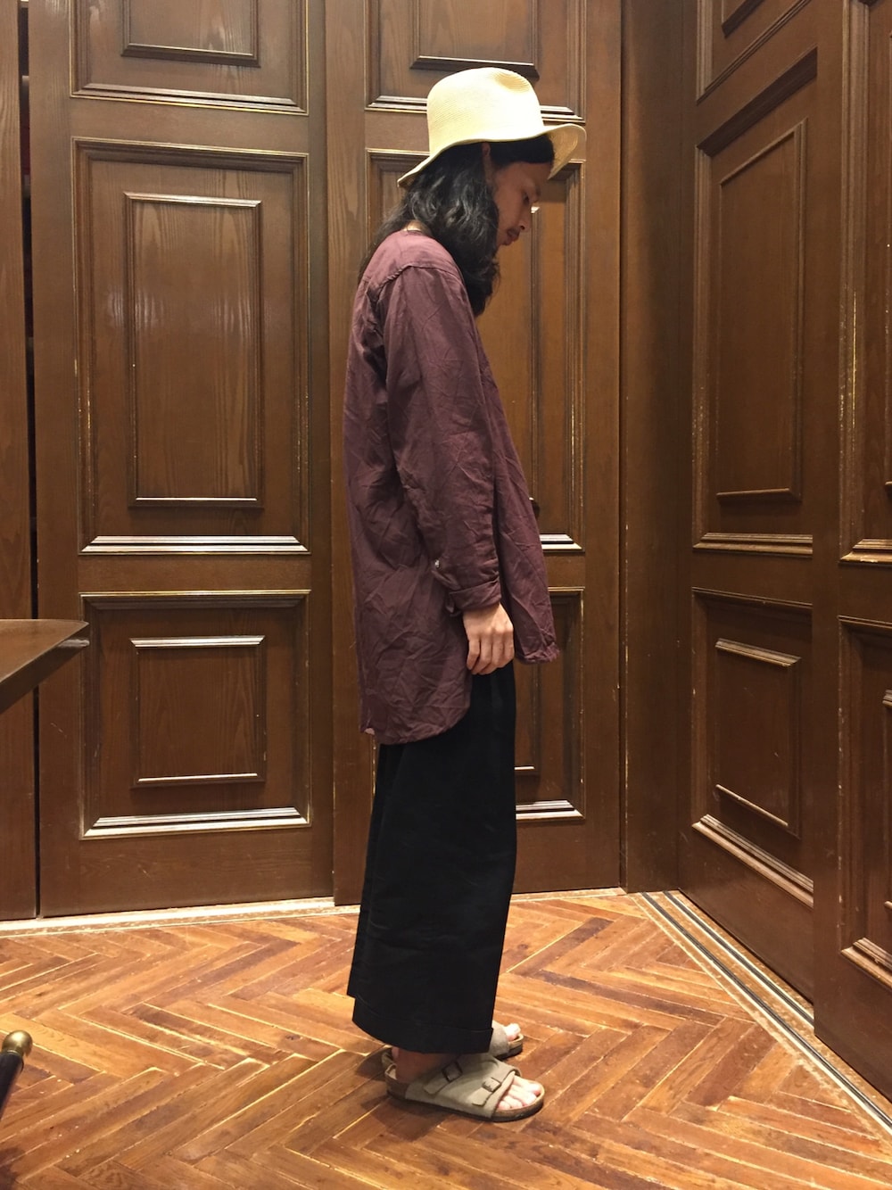 ブラック系のチノパンツ、ベージュ系のサンダル、ベージュ系のハットを着用したメンズの夏コーディネートの1枚目の写真