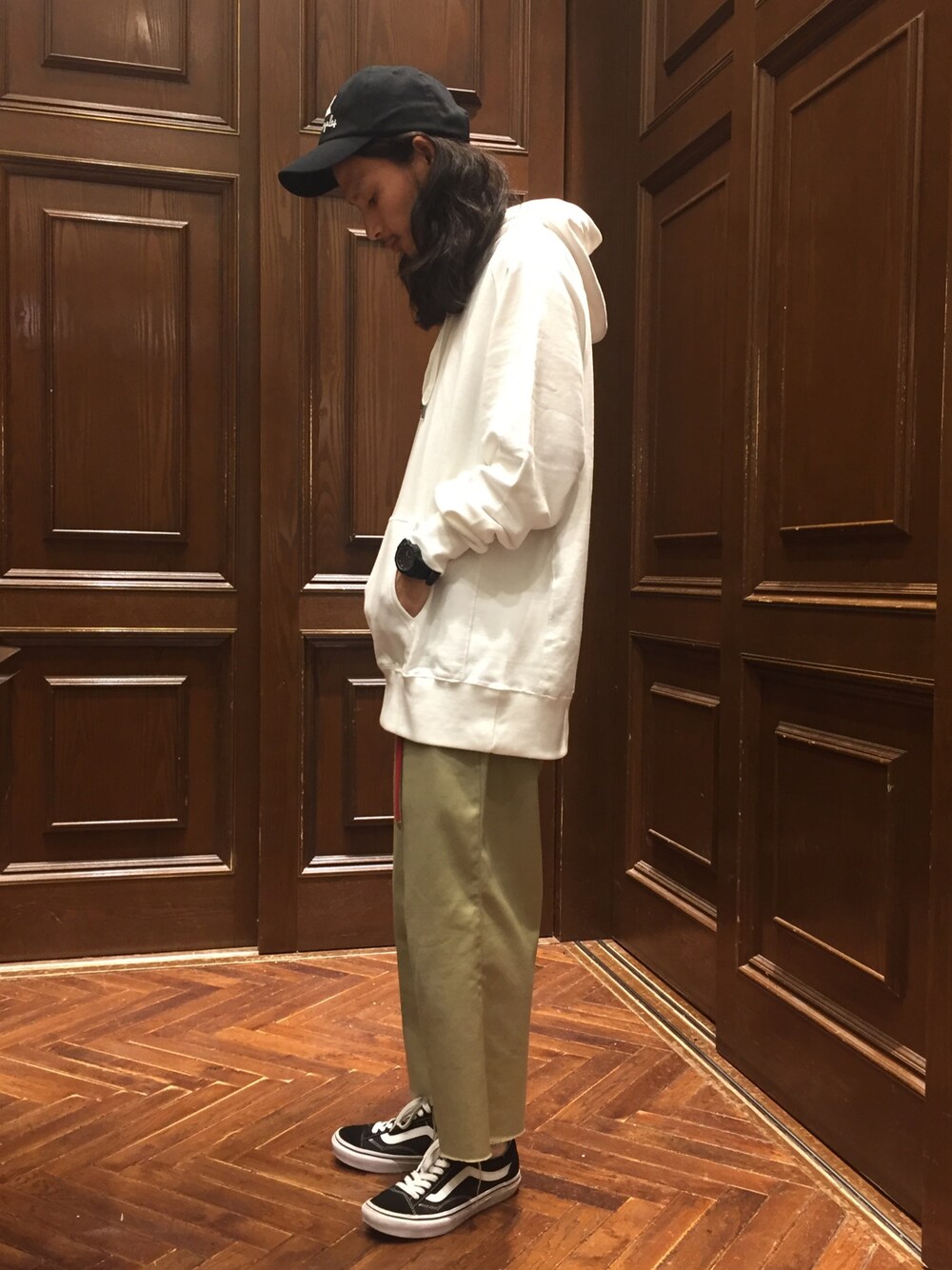 「ナノユニバース、プルオーバーパーカー、白パーカー、リメイク、カットオフ、キャップ、オーバーサイズ、Dickies、VANS、sk8thing」｜「Mark GonzalesのF/GONZ BB CAP（キャップ、ブラック系）」を使った、窪田 孝之さん（メンズ・170cm）の夏コーディネートの1枚目の写真