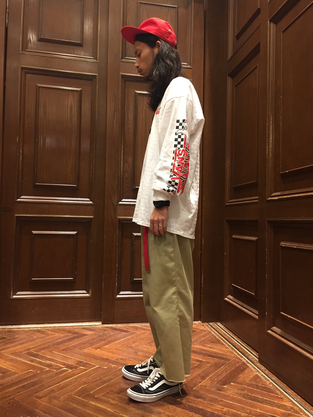 「ナノユニバース、ロンT、袖プリント、リメイク、カットオフ、ベースボールキャップ、オーバーサイズ、オールドスクール、Dickies、VANS」｜「LUMINOXのLUMINOX　3051 BLACKOUT（アナログ腕時計、ブラック系）」を使った、窪田 孝之さん（メンズ・170cm）の秋コーディネートの1枚目の写真