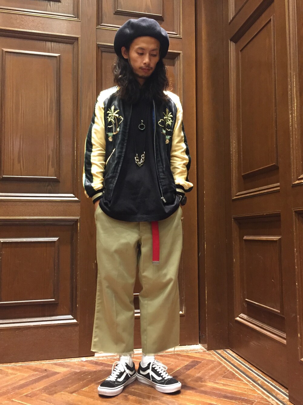 「ナノユニバース、スカジャン、黒Tシャツ、リメイク、カットオフ、ベレー帽、オーバーサイズ、白ソックス、Dickies、VANS」｜「RACALのリバーシブルベレー（ハンチング/ベレー帽、ブラック系）」を使った、窪田 孝之さん（メンズ・170cm）の秋コーディネートの1枚目の写真