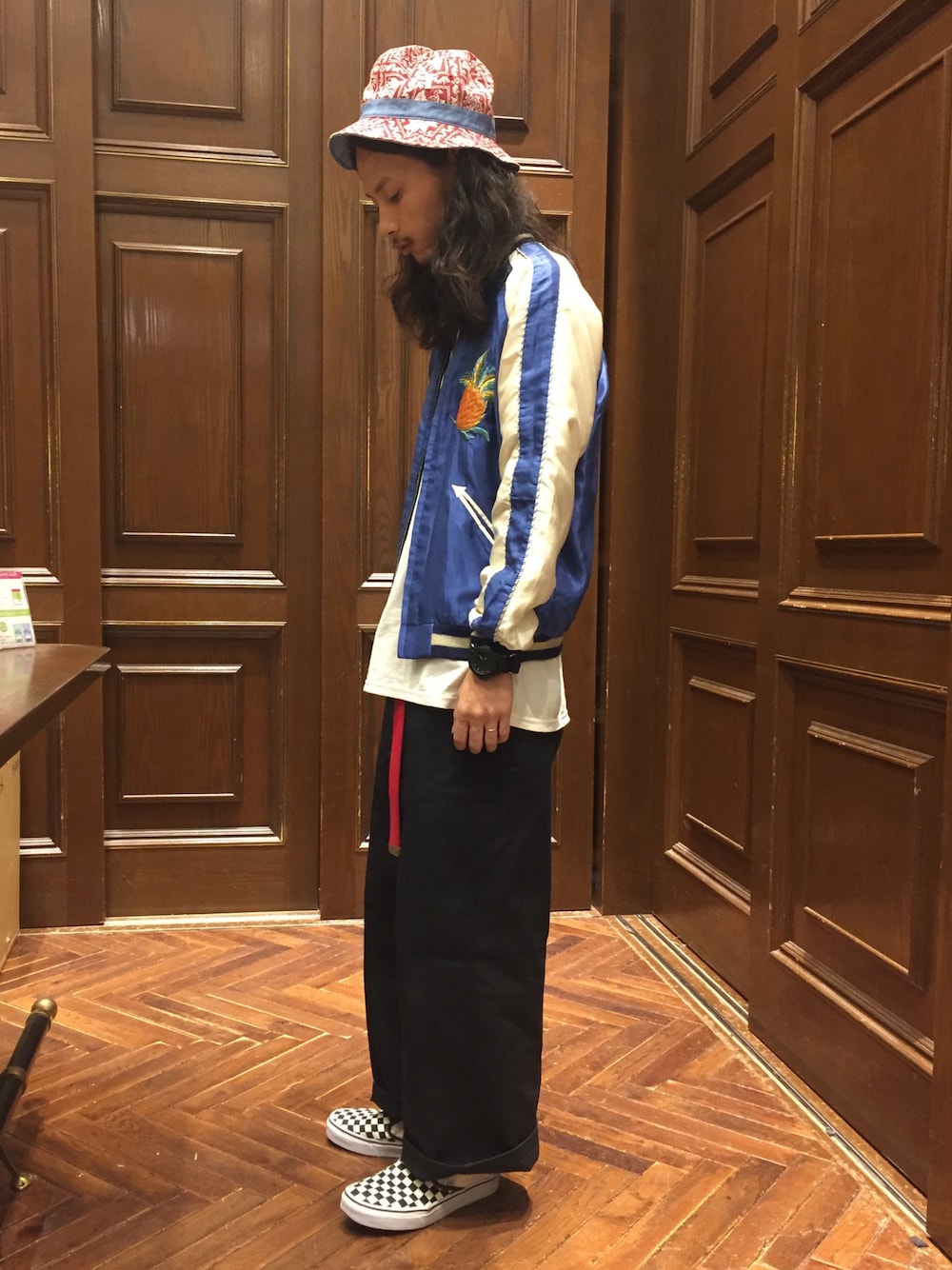 「ナノユニバース、スカジャン、ワイドパンツ、バケットハット、スリッポン、アロハ柄、白Tシャツ、リバーシブル、チェッカーフラッグ、reyn spooner」｜「NANO universeのreyn spooner/ U LAHAINA BUCKET HAT（ハット、レッド系）」を使った、窪田 孝之さん（メンズ・170cm）の秋コーディネートの1枚目の写真