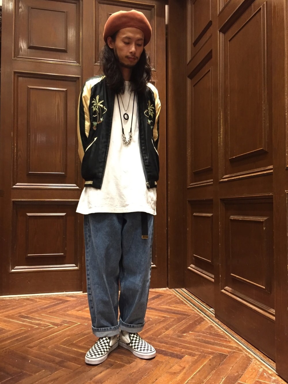 「ナノユニバース、スカジャン、白Tシャツ、デニムパンツ、バギーパンツ、ベレー帽、スリッポン、オーバーサイズ、チェッカーフラッグ、silver tab」｜「RACALのRACAL/Classical Knit beret（ハンチング/ベレー帽、レッド系）」を使った、窪田 孝之さん（メンズ・170cm）の秋コーディネートの1枚目の写真