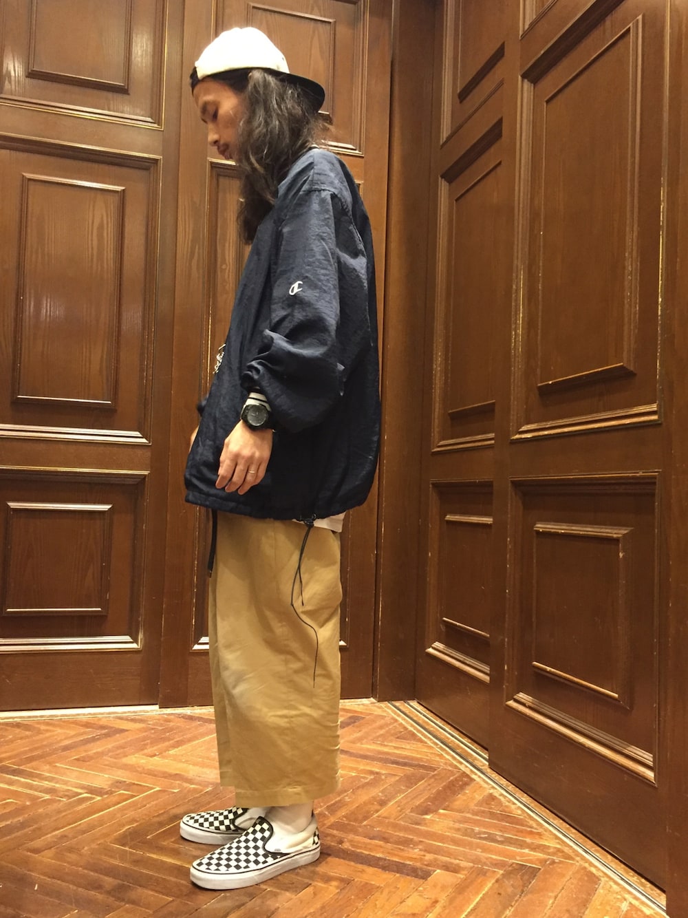「ナノユニバース、プルオーバー、ワイドパンツ、スナップバック、白ソックス、スリッポン、オーバーサイズ、古着MIX、used、only ny」｜「LUMINOXのLUMINOX　3051 BLACKOUT（アナログ腕時計、ブラック系）」を使った、窪田 孝之さん（メンズ・170cm）の秋コーディネートの1枚目の写真