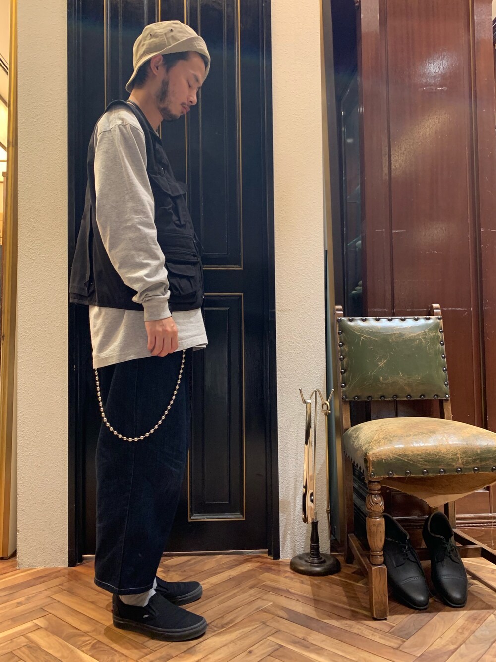 「ナノユニバース、フィッシングベスト、ロンT、ワイドデニム、バケットハット、ウォレットチェーン、スリッポン、ワイドパンツ、アンクルパンツ、silver tab」｜「newhattanのニューハッタン バケットハット NEWHATTAN BUCKET HAT（ハット、ベージュ系）」を使った、窪田 孝之さん（メンズ・170cm）の冬コーディネートの1枚目の写真