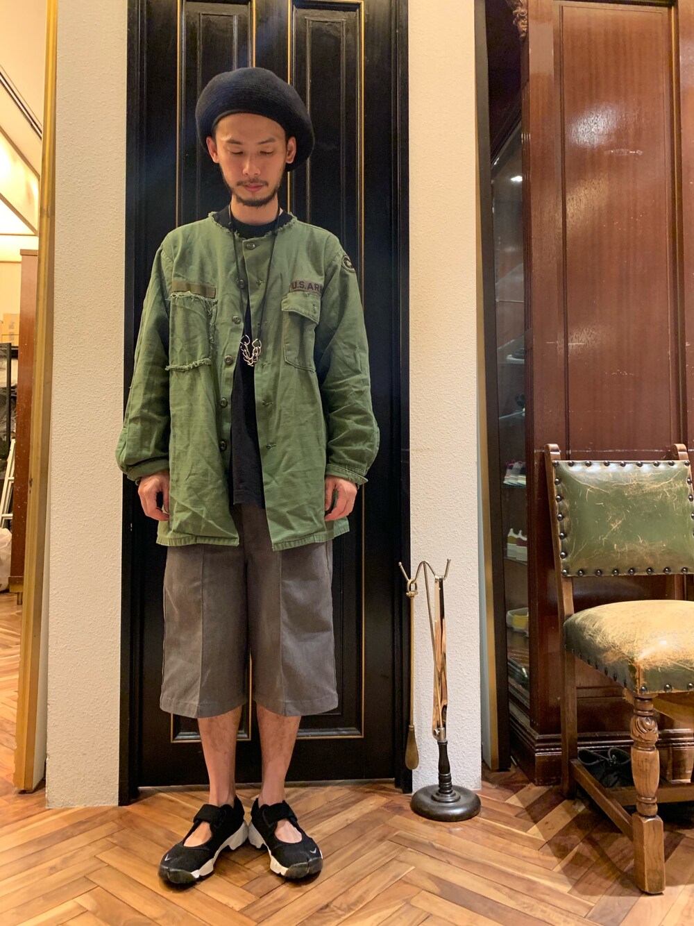 「ナノユニバース、ミリタリーシャツ、リメイク、ノーカラーシャツ、ワイドショーツ、ベレー帽、NIKE、エアリフト、オーバーサイズ、古着MIX」｜「RACALのリバーシブルベレー（ハンチング/ベレー帽、ブラック系）」を使った、窪田 孝之さん（メンズ・170cm）の春コーディネートの1枚目の写真