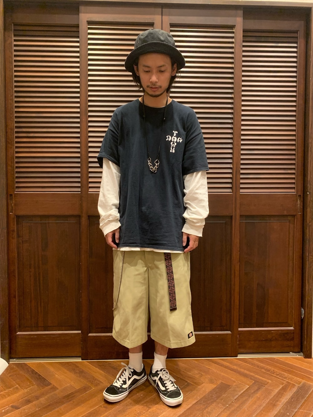 「ナノユニバース、プリントT、ロンT、ワイドショーツ、バケットハット、ガチャベルト、ウォレットチェーン、白ソックス、オーバーサイズ、オールドスクール」｜「NANO universeのDOGTOWN/別注PHOTO TEE（Tシャツ/カットソー、ブラック系）」を使った、窪田 孝之さん（メンズ・170cm）の春コーディネートの1枚目の写真