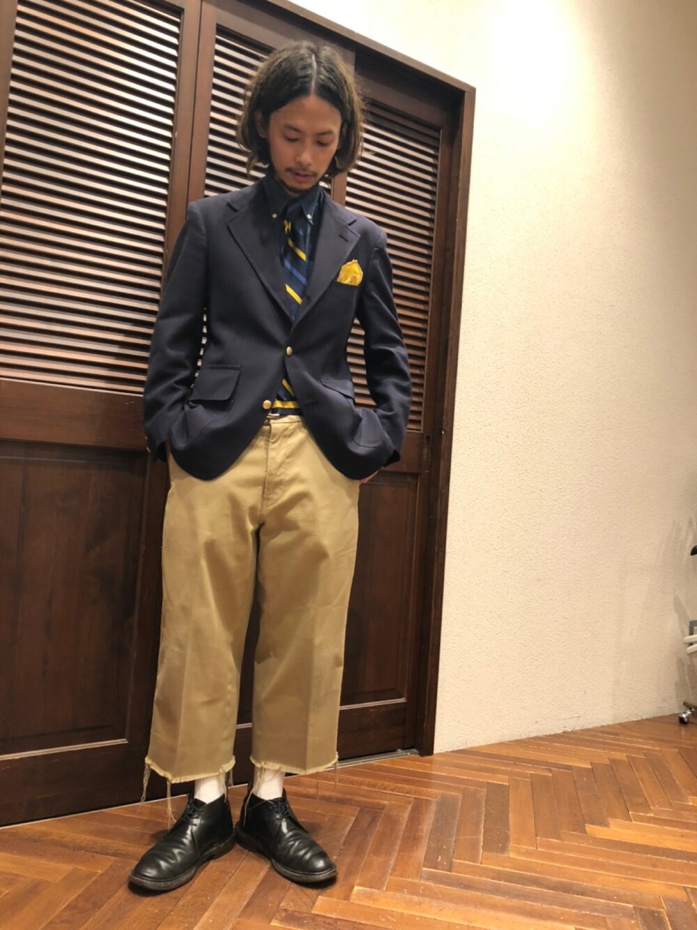 「nano・universe、ナノユニバース、ブレザー、デニムシャツ、ワイドパンツ、カットオフ、オーバーサイズ、チャッカブーツ、BROOKS BROTHERS、タイドアップ」｜「NANO universeのカラーリネンチーフ（ハンカチ/ハンドタオル、イエロー系）」を使った、窪田 孝之さん（メンズ・170cm）の夏コーディネートの1枚目の写真