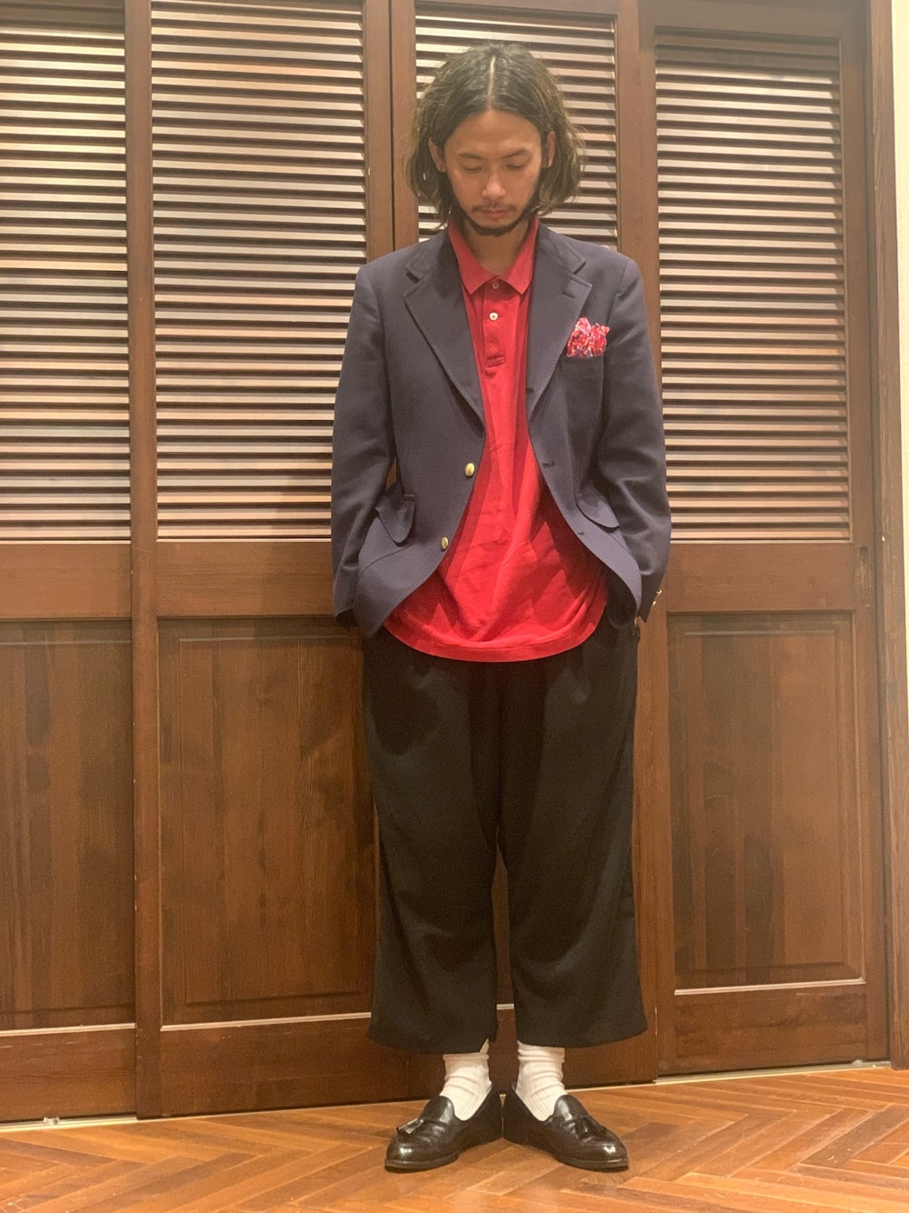 ブラック系のスラックス、ホワイト系のソックス/靴下を着用したメンズの夏コーディネートの1枚目の写真