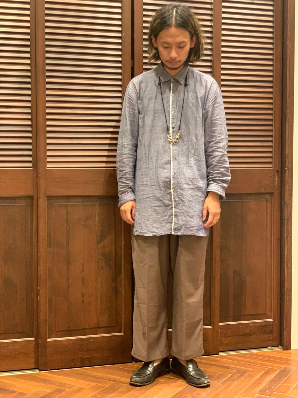 「ナノユニバース、ロングシャツ、ハンドメイド、アルチザン、ワイドスラックス、ローファー、オーバーサイズ、シンプルコーデ、pero、J.M.WESTON」｜「NANO universeの1タックスーパーイージースラックス（スラックス、ブラウン系）」を使った、窪田 孝之さん（メンズ・170cm）の夏コーディネートの1枚目の写真