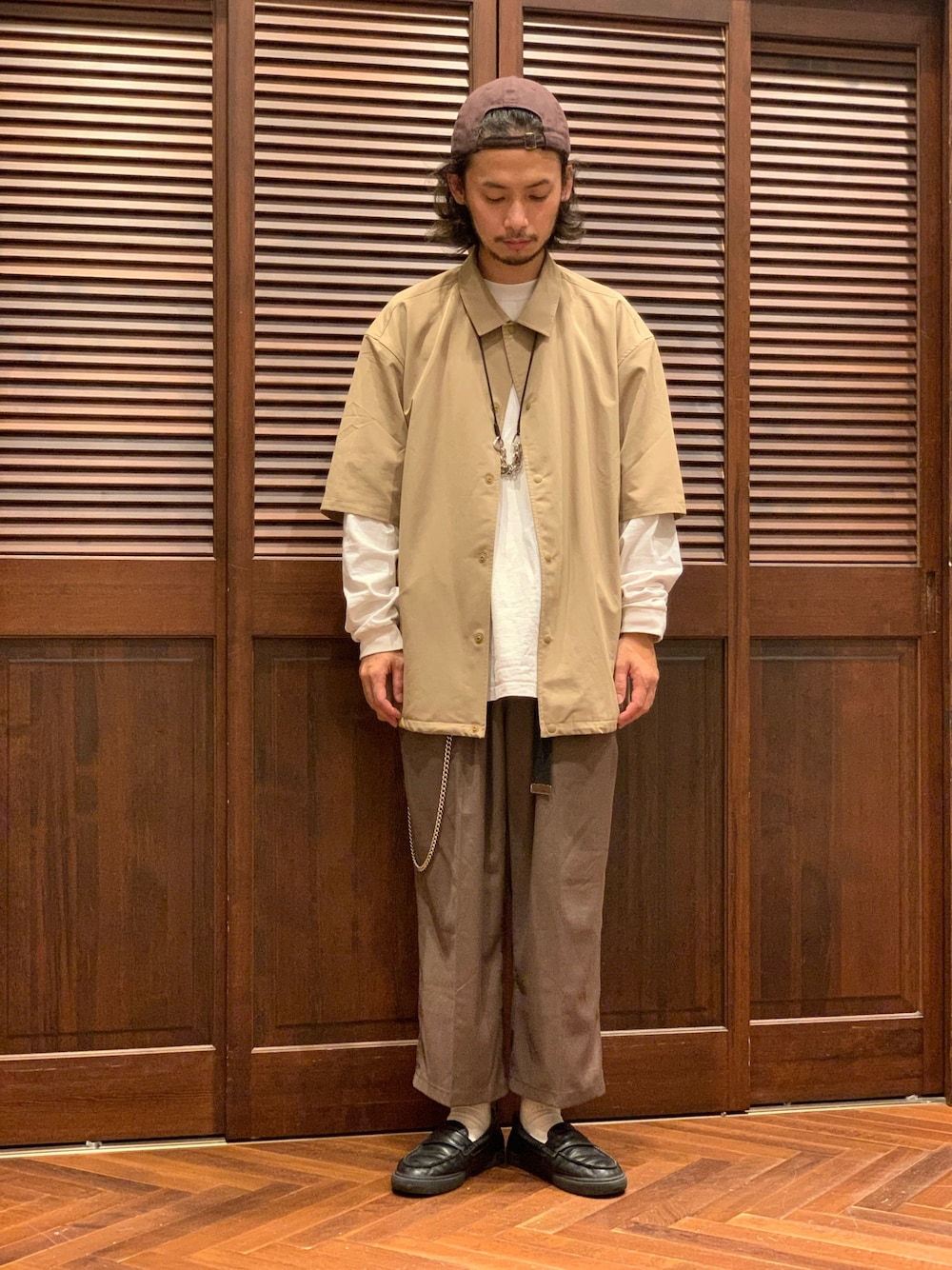 「ナノユニバース、半袖シャツ、ロンT、ワイドスラックス、キャップ後ろかぶり、ウォレットチェーン、ガチャベルト、ローファー、オーバーサイズ、10匣」｜「NANO universeの快適男 プランサーレギュラーカラーシャツ(一部WEB限定カラー)（シャツ/ブラウス、ベージュ系）」を使った、窪田 孝之さん（メンズ・170cm）の夏コーディネートの1枚目の写真