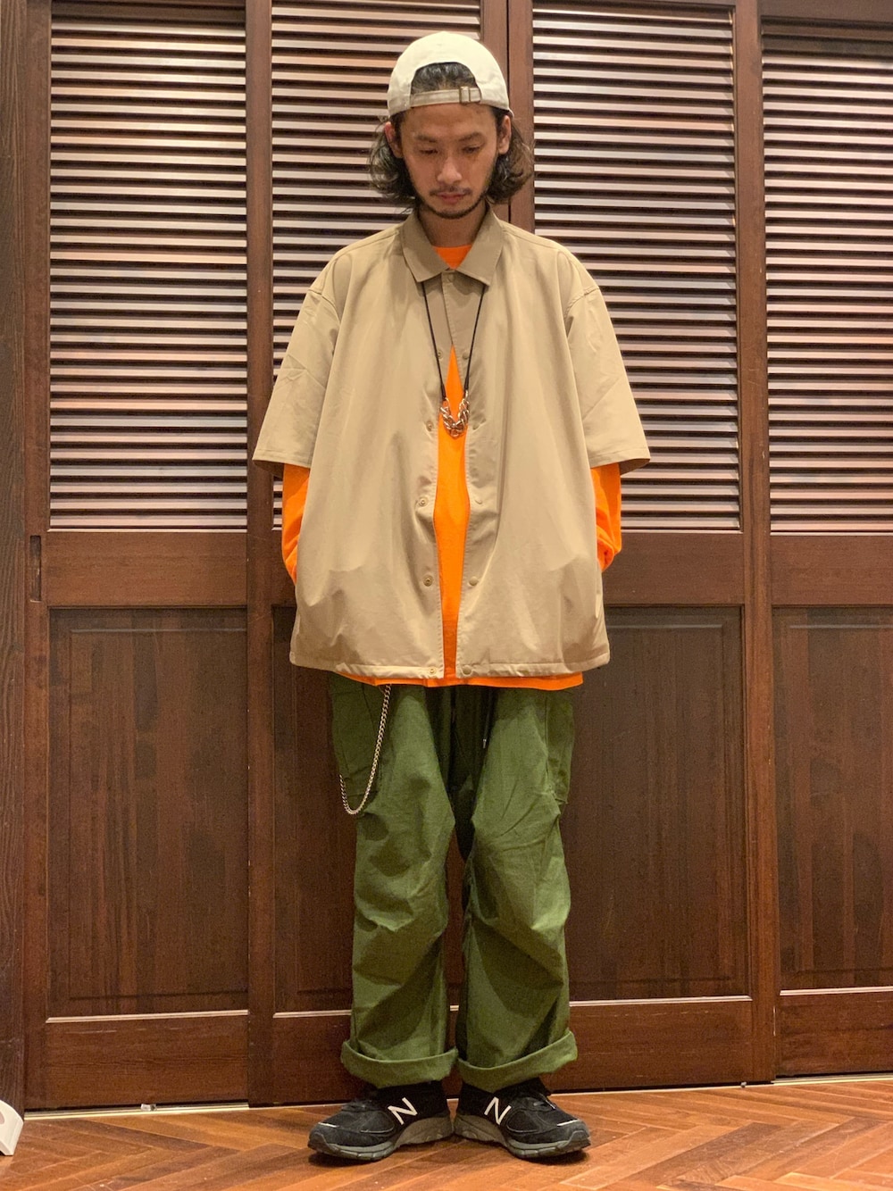 「ナノユニバース、半袖シャツ、オレンジ、カーゴパンツ、キャップ後ろかぶり、古着MIX、M65、ガチャベルト、ウォレットチェーン、オーバーサイズ」｜「NANO universeの快適男 プランサーレギュラーカラーシャツ(一部WEB限定カラー)（シャツ/ブラウス、ベージュ系）」を使った、窪田 孝之さん（メンズ・170cm）の夏コーディネートの1枚目の写真