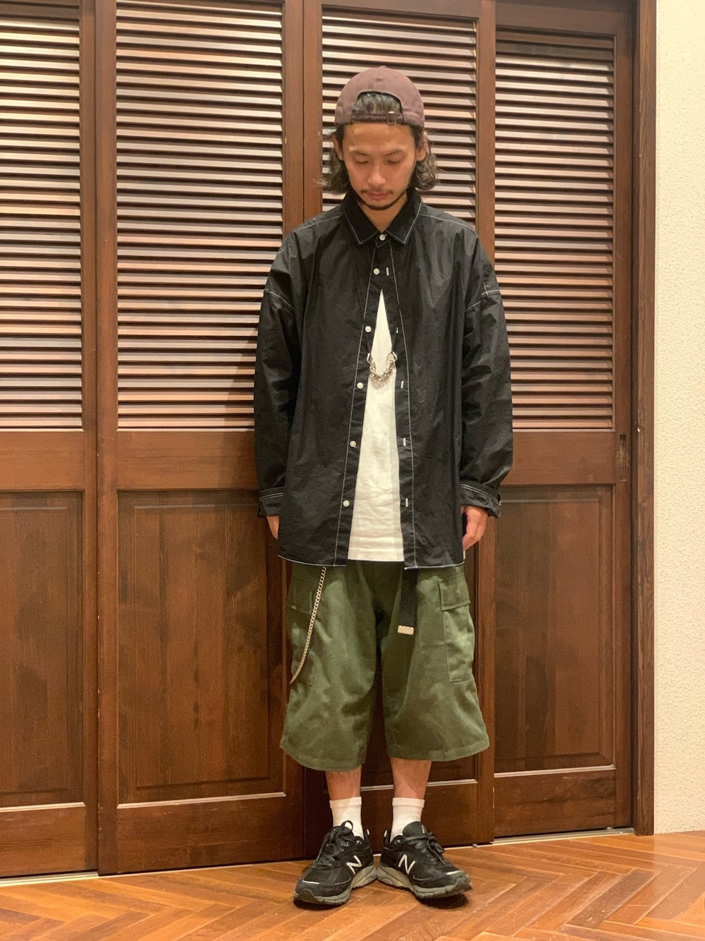 「ナノユニバース、ワイドシャツ、白Tシャツ、ワイドショーツ、キャップ後ろかぶり、オーバーサイズ、ガチャベルト、ウォレットチェーン、カーゴパンツ、990v4」｜「NANO universeの大人のワイドシャツ レギュラーカラー KYOTO（シャツ/ブラウス、ブラック系）」を使った、窪田 孝之さん（メンズ・170cm）の夏コーディネートの1枚目の写真