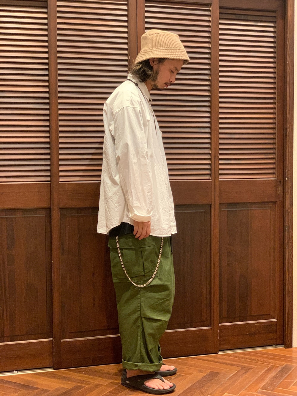 「ナノユニバース、ワイドシャツ、カーゴパンツ、バケットハット、ウォレットチェーン、サンダル、オーバーサイズ、古着MIX、ミリタリー、USARMY」｜「RACALのRACAL/別注Knit Bucket hat（ハット、ベージュ系）」を使った、窪田 孝之さん（メンズ・170cm）の夏コーディネートの1枚目の写真