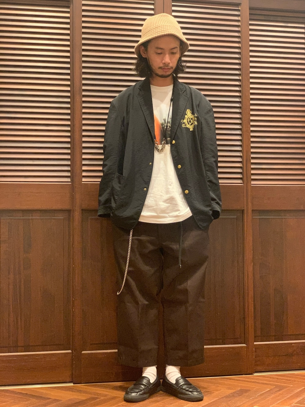 「ナノユニバース、ブレザー、フォトT、ワイドパンツ、バケットハット、スリッポン、オーバーサイズ、874、ウォレットチェーン、10匣」｜「RACALのRACAL/別注Knit Bucket hat（ハット、ベージュ系）」を使った、窪田 孝之さん（メンズ・170cm）の夏コーディネートの1枚目の写真