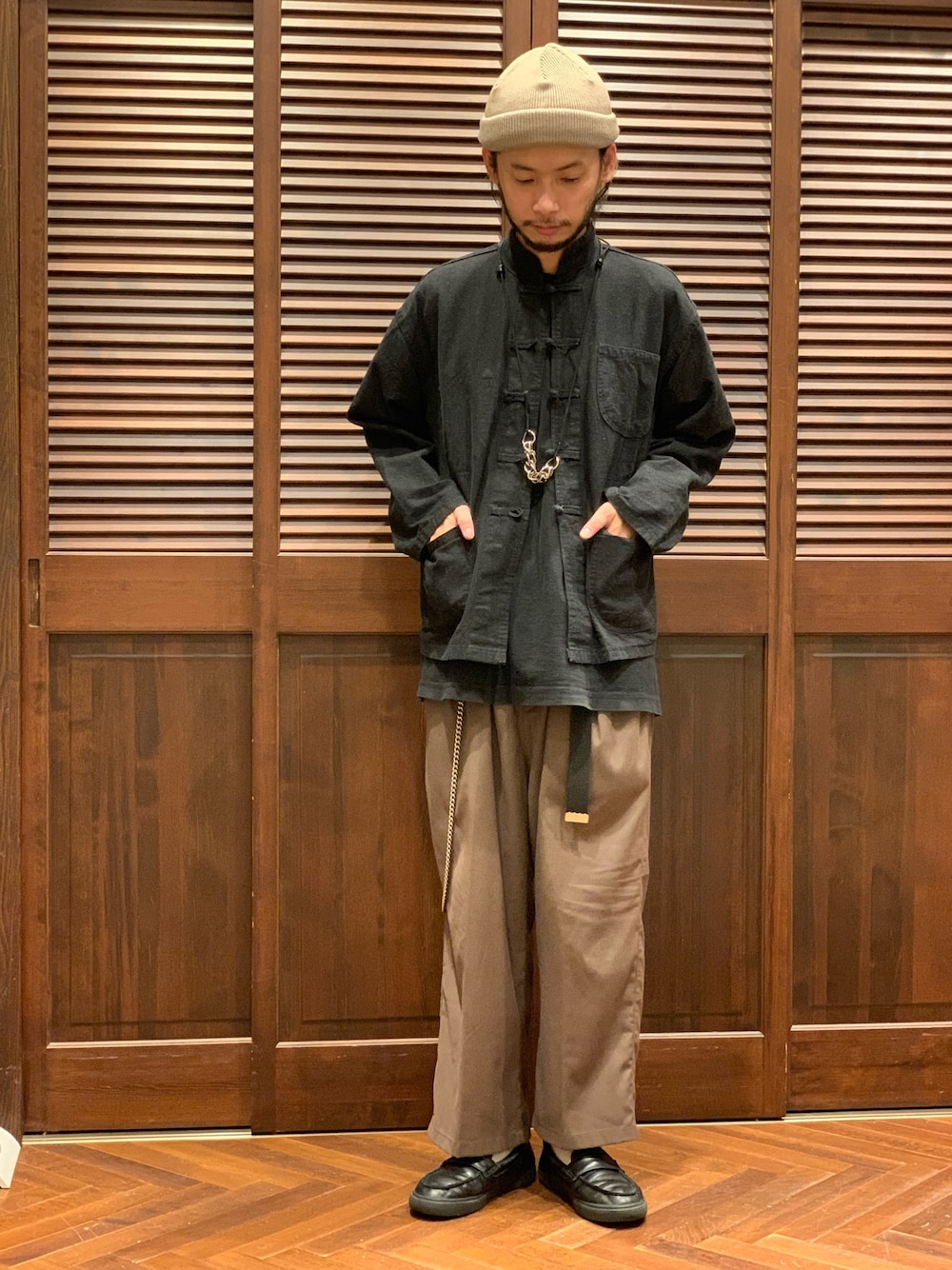 「ナノユニバース、チャイナジャケット、ワイドスラックス、ニット帽、ウォレットチェーン、ガチャベルト、スリッポン、オーバーサイズ、ヴィンテージ、10匣」｜「RACALのRacal/Roll knit cap（ニットキャップ/ビーニー、ベージュ系）」を使った、窪田 孝之さん（メンズ・170cm）の秋コーディネートの1枚目の写真