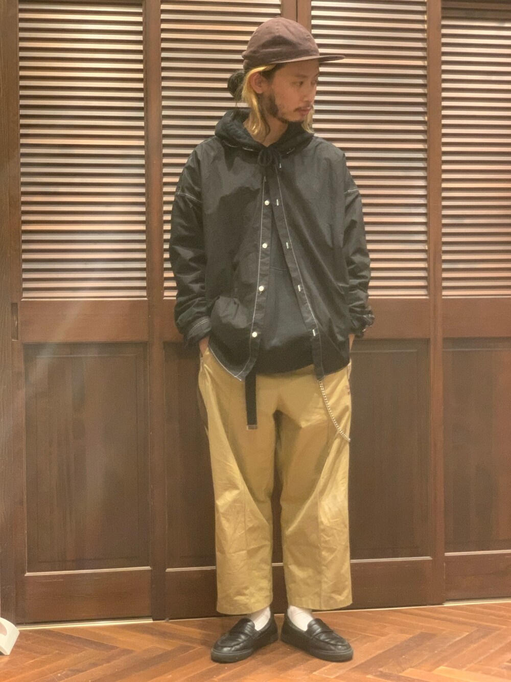 「ナノユニバース、ワイドシャツ、プルオーバーパーカー、トラックパンツ、ベースボールキャップ、ガチャベルト、ウォレットチェーン、スリッポン、NEEDLES、10匣」｜「NANO universeの大人のワイドシャツ レギュラーカラー KYOTO（シャツ/ブラウス、ブラック系）」を使った、窪田 孝之さん（メンズ・170cm）の冬コーディネートの1枚目の写真