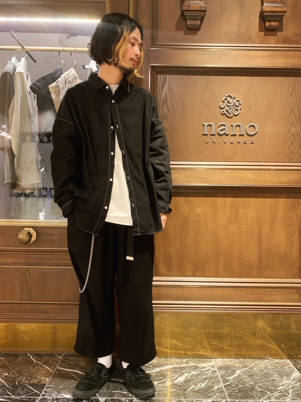 「ナノユニバース、ワイドシャツ、白Tシャツ、ワイドスラックス、ガチャベルト、ウォレットチェーン、スリッポン、オーバーサイズ、モノトーンコーデ、京都紋付」｜「NANO universeの大人のワイドシャツ レギュラーカラー KYOTO（シャツ/ブラウス、ブラック系）」を使った、窪田 孝之さん（メンズ・170cm）の冬コーディネートの1枚目の写真