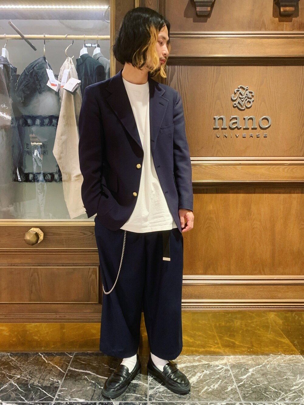 「ナノユニバース、紺ブレ、白Tシャツ、ワイドスラックス、スリッポン、ガチャベルト、ウォレットチェーン、オーバーサイズ、青×白、10匣」｜「PRO CLUB の【PROCLUB/プロクラブ】Heavyweight Cotton Long Sleeve Crew Neck T-shirt 厚手　ロンTシャツ　無地　ユニセックス クルーネック（Tシャツ/カットソー、ホワイト系）」を使った、窪田 孝之さん（メンズ・170cm）の春コーディネートの1枚目の写真