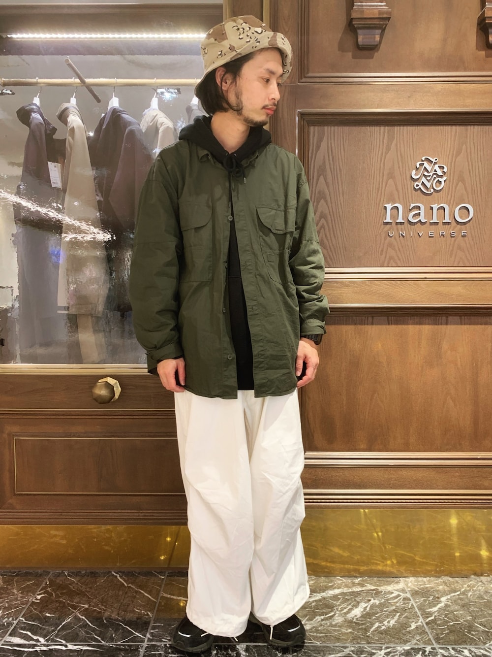 「ナノユニバース、ミリタリーシャツ、プルオーバーパーカー、ミリタリーパンツ、バケットハット、990v4、オーバーサイズ、ワイドパンツ、デザートカモ、スノーカモ」｜「NANO universeの5XLタクティカルシャツ（シャツ/ブラウス、グリーン系）」を使った、窪田 孝之さん（メンズ・170cm）の春コーディネートの1枚目の写真