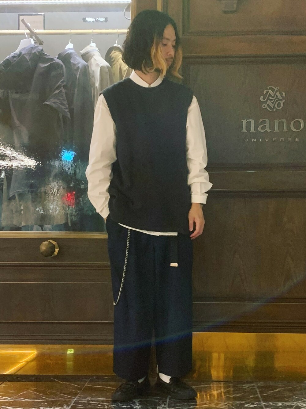 「ナノユニバース、ニットベスト、白シャツ、ワイドスラックス、スリッポン、ガチャベルト、ウォレットチェーン、オーバーサイズ、シンプルスタイル、10匣」｜「GOLDのHEAVY KANOKO VEST（ベスト、ブラック系）」を使った、窪田 孝之さん（メンズ・170cm）の春コーディネートの1枚目の写真
