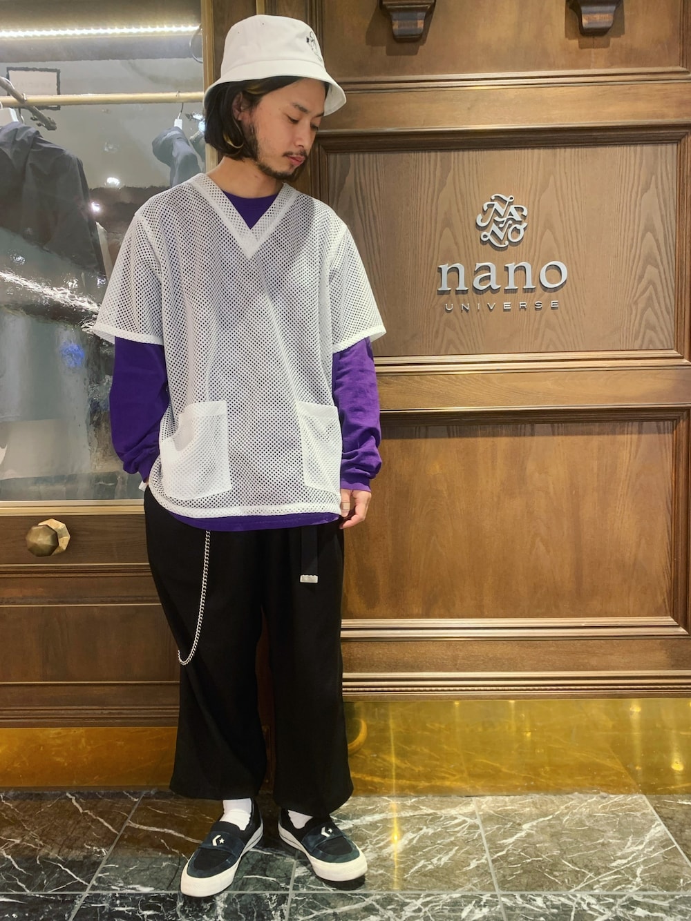「ナノユニバース、メッシュTシャツ、ネオンカラー、ワイドスラックス、バケットハット、ガチャベルト、ウォレットチェーン、スリッポン、オーバーサイズ、スケートスタイル」｜「GILDANのGILDAN/ギルダン　6ｏｚウルトラコットン長袖Ｔシャツ（Tシャツ/カットソー、パープル系）」を使った、窪田 孝之さん（メンズ・170cm）の春コーディネートの1枚目の写真