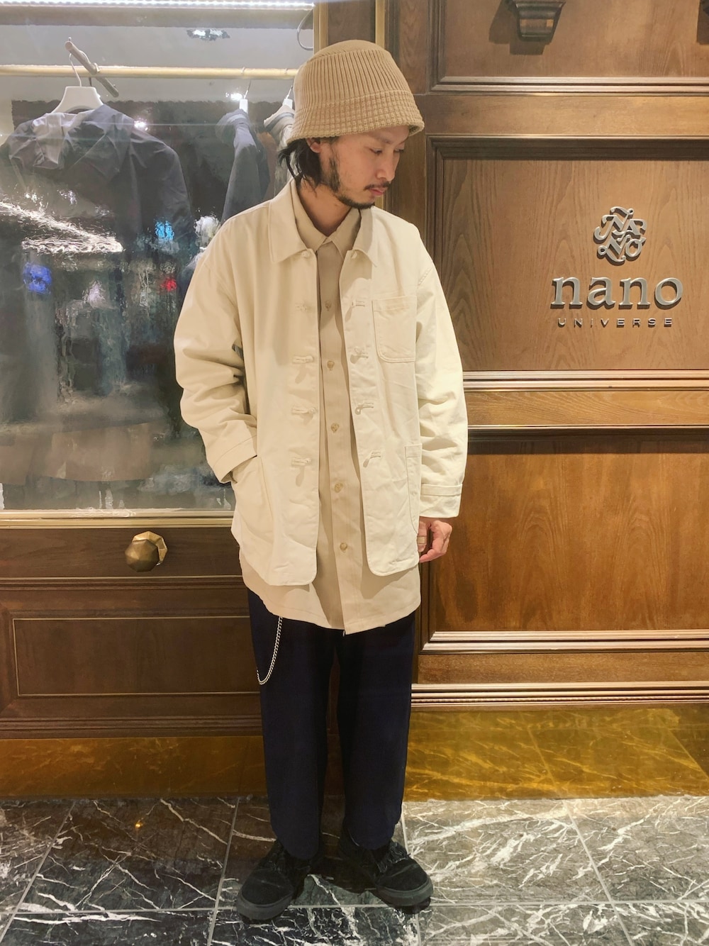 「ナノユニバース、チャイナジャケット、ワイドスラックス、バケットハット、ガチャベルト、ウォレットチェーン、スリッポン、オーバーサイズ、カンフージャケット、ベージュシャツ」｜「NANO universeのチャイナワークジャケット（ブルゾン、ホワイト系）」を使った、窪田 孝之さん（メンズ・170cm）の春コーディネートの1枚目の写真