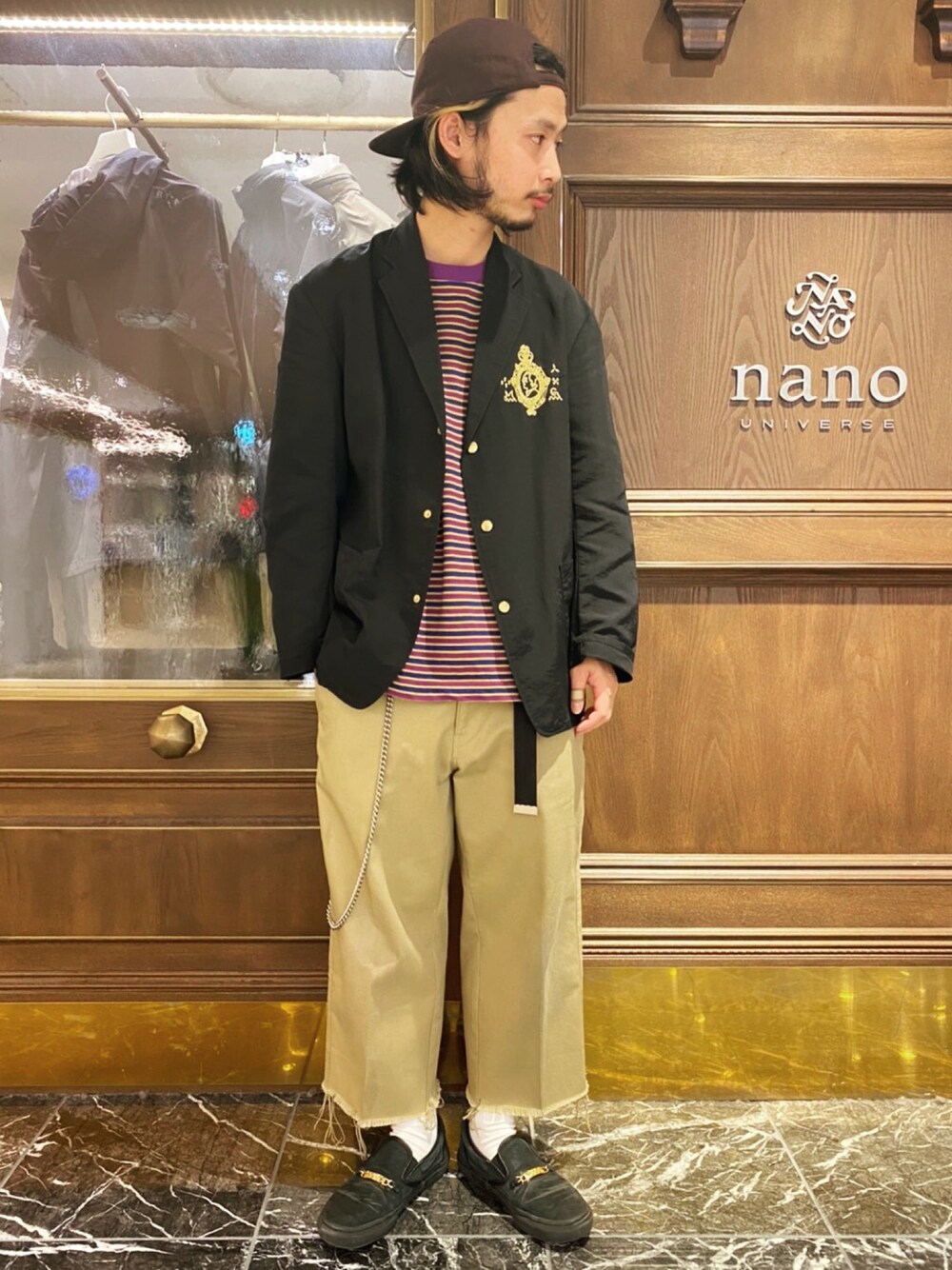 「ナノユニバース、マルチボーダー、ワイドパンツ、カットオフ、ベースボールキャップ、ブレザー、スリッポン、サーフスタイル、ガチャベルト、ウォレットチェーン」｜「Mark GonzalesのF/GONZ テーラードJKT（テーラードジャケット、ブラック系）」を使った、窪田 孝之さん（メンズ・170cm）の春コーディネートの1枚目の写真