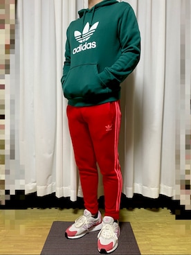 「アディダスパンツ」｜はちさん（メンズ・169cm）の冬コーディネート