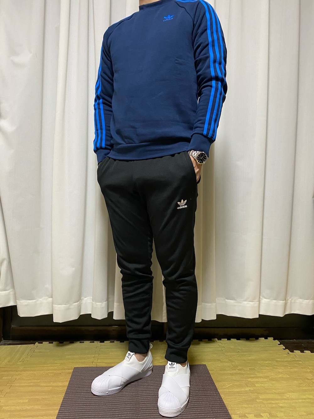 「シンプル、おしゃれさんと繋がりたい、ラフ、アディダスオリジナルス、アディダススニーカー、アディダスコーデ、アディダスパンツ、楽チンコーデ、相互フォロー、春」｜「adidas Originalsのアイテム（スウェット、ブルー系）」を使った、はちさん（メンズ・169cm）の春コーディネートの1枚目の写真