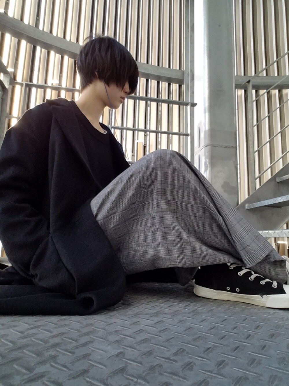 「アイラブCONVERSE、ブラックコーデ、チェックパンツ、ワイドパンツ、カジュアル、レイヤードスタイル、今日のコーデ、シンプルコーデ」｜「JEANASISのWフェイススリーブタックプルオーバー/812115（ニット/セーター、ブラック系）」を使った、愬さん（レディース・165cm）の秋コーディネートの1枚目の写真