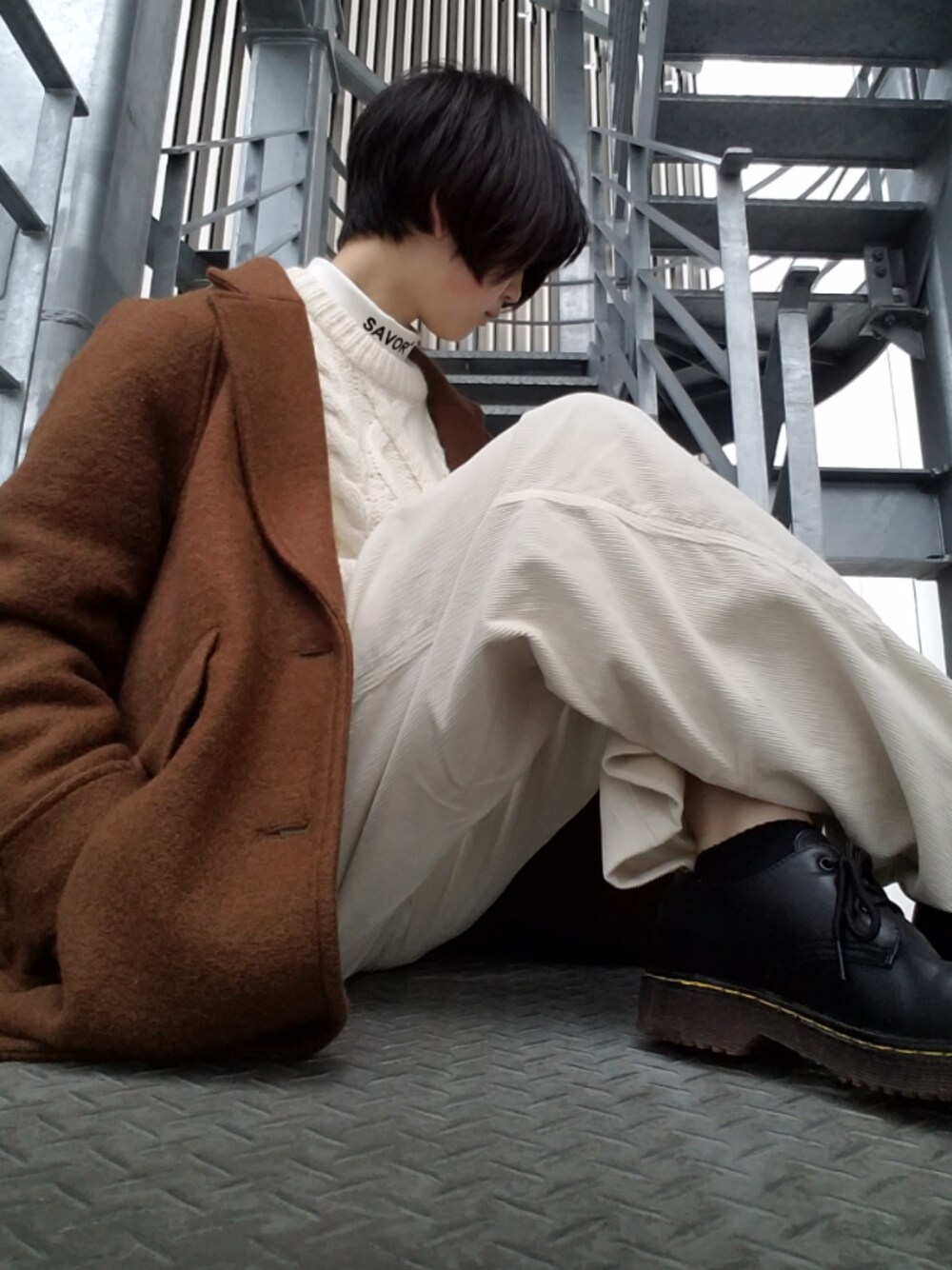 「カジュアル、ゆるコーデ、レイヤードスタイル、今日のコーデ、ワイドパンツ、白ニット、ロングコート」｜「JEANASISのロゴロールネックLS/814339（Tシャツ/カットソー、ホワイト系）」を使った、愬さん（レディース・165cm）の冬コーディネートの1枚目の写真