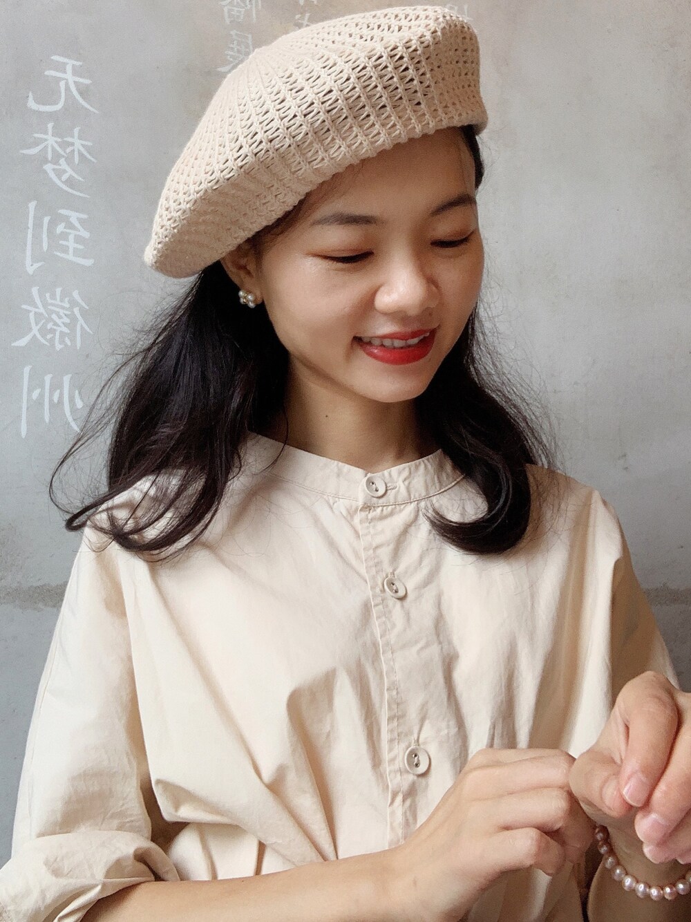 ベージュ系のシャツ/ブラウスを着用したレディースの夏コーディネートの1枚目の写真