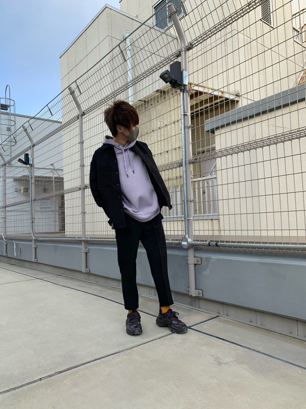 「はるコーデ、大人カジュアル、大学生、シャツ、クロップドパンツ、黒コーデ、さしいろ、パーカー、ピンク」｜「COLONY 2139のアイテム（パーカー、ピンク系）」を使った、Necchiさん（メンズ・170cm）の冬コーディネートの1枚目の写真