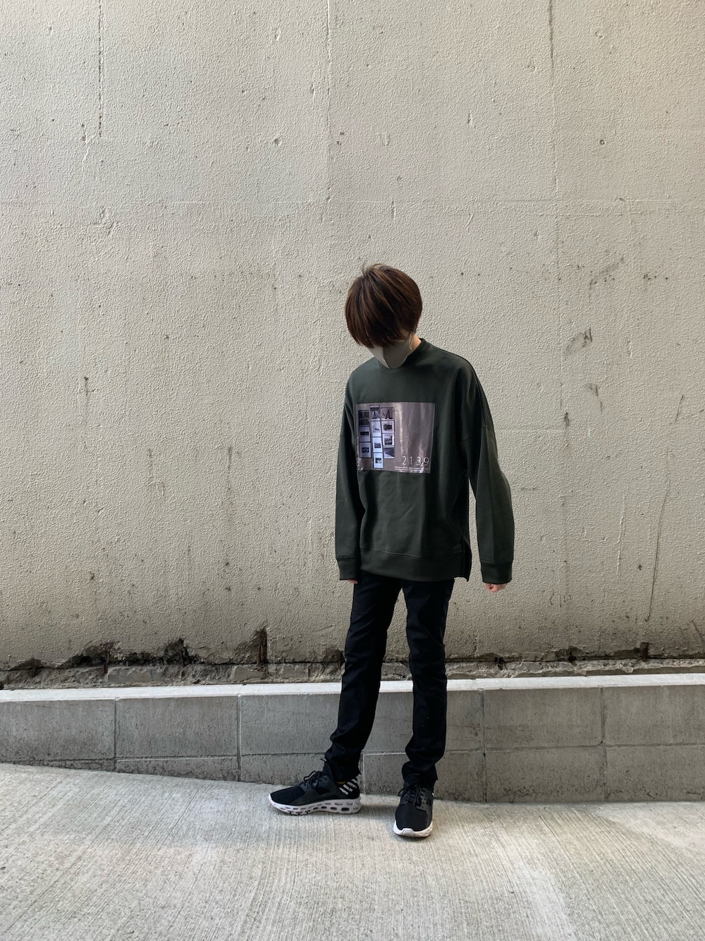 「カジュアル、春コーデ、プリントT、プリント、オリーブ、カーキ、ジャージ、ジャージー素材」｜「COLONY 2139のアイテム（Tシャツ/カットソー、グリーン系）」を使った、Necchiさん（メンズ・170cm）の春コーディネートの1枚目の写真