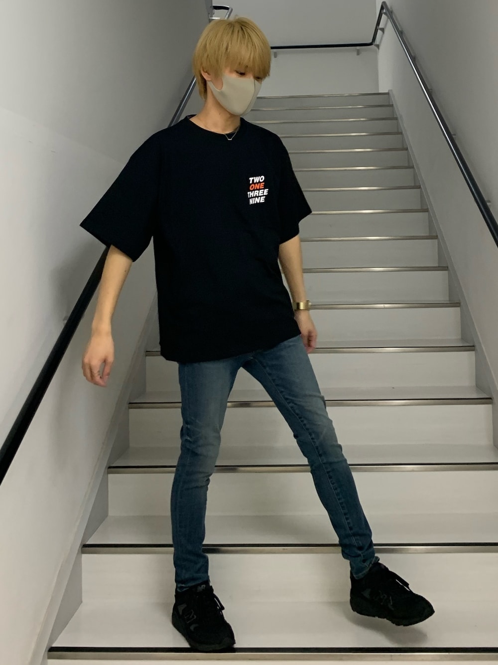 「COLONY2139、コロニー2139、Tシャツ、黒Tシャツ、デニム、デニムパンツ」｜「COLONY 2139の2139T(Graphic)/半袖Tシャツ(ユニセックス可)（Tシャツ/カットソー、ブラック系）」を使った、Necchiさん（メンズ・170cm）の春コーディネートの1枚目の写真