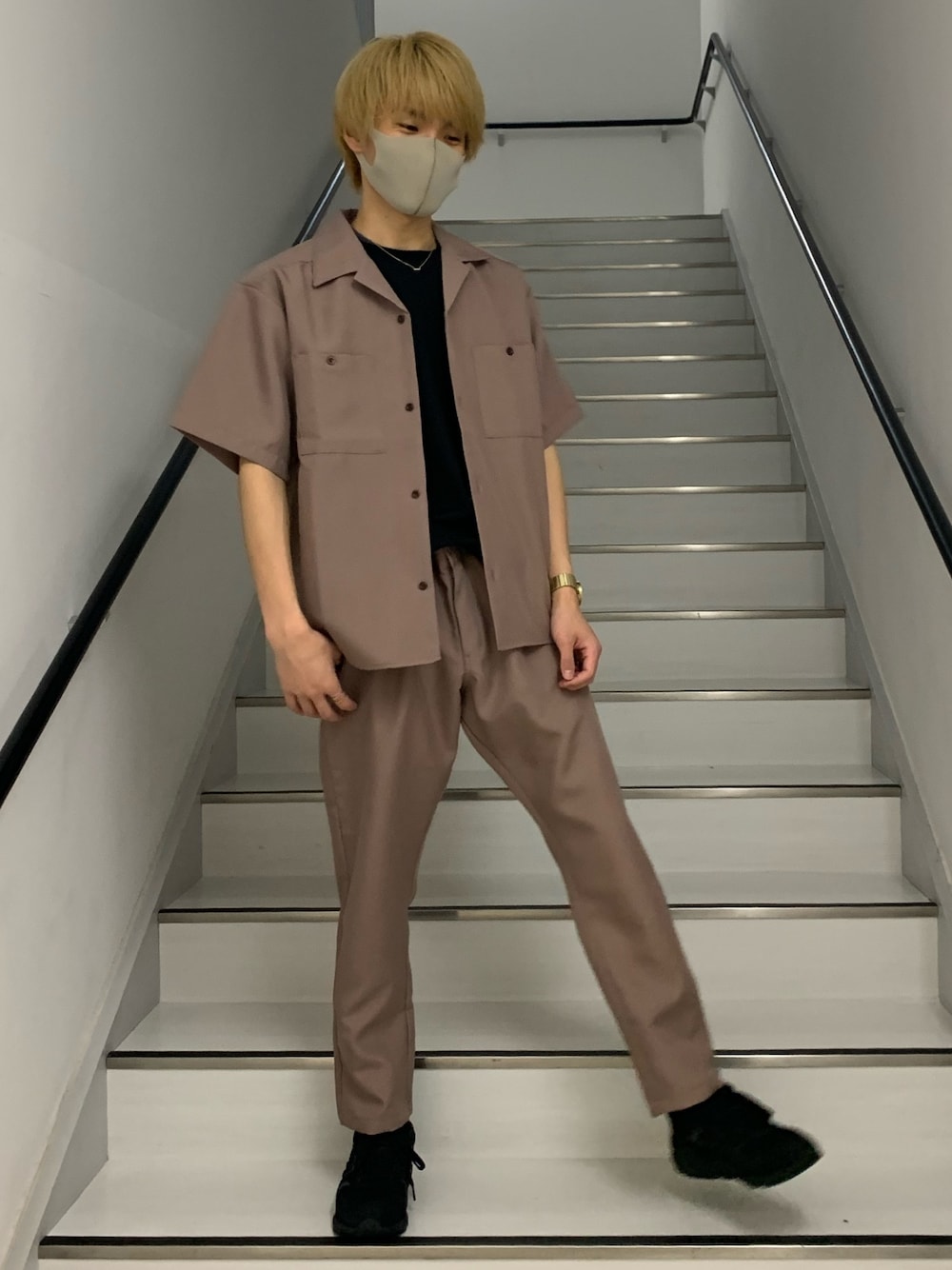 「COLONY2139、コロニー2139、New Balance、SoireeO、ISSEY MIYAKE、セットアップ、moca」｜「COLONY 2139のアイテム（シャツ/ブラウス、ベージュ系）」を使った、Necchiさん（メンズ・170cm）の春コーディネートの1枚目の写真