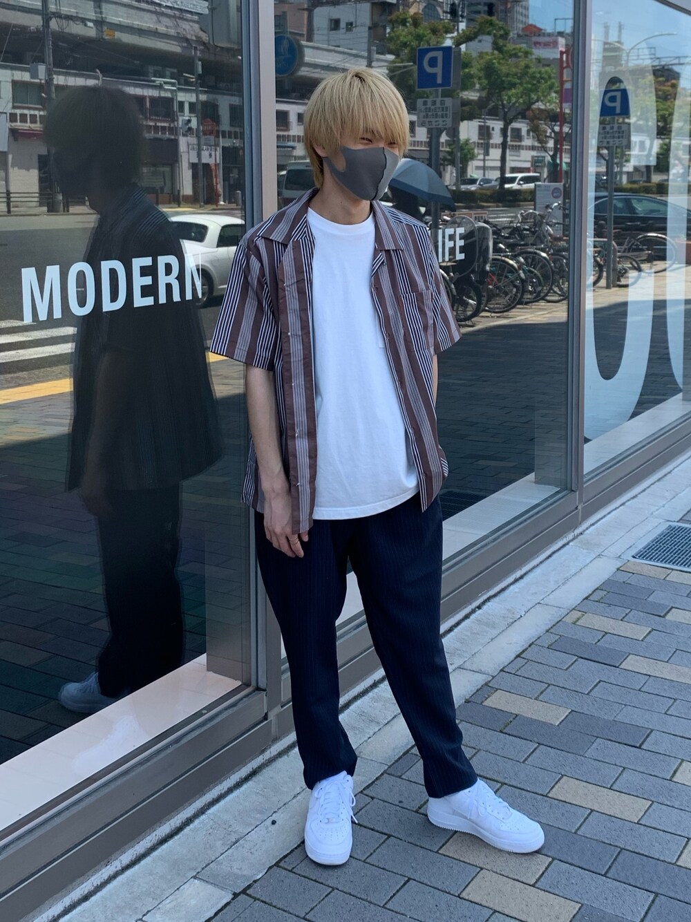 「COLONY2139、コロニー2139、NIKE、ストライプ、ストライプシャツ、シェフパンツ、白Tシャツ、白T」｜「COLONY 2139のストライプオープンカラー半袖シャツ（シャツ/ブラウス、ブラウン系）」を使った、Necchiさん（メンズ・170cm）の夏コーディネートの1枚目の写真
