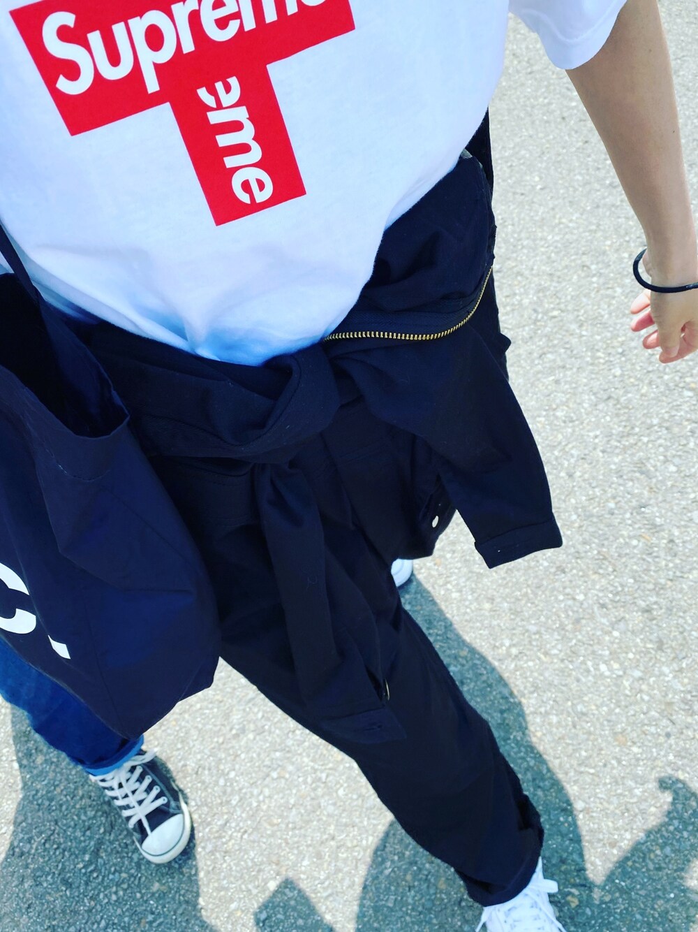 「つなぎ、ロゴT」｜「Supreme のアイテム（Tシャツ/カットソー、ホワイト系）」を使った、MEG.さん（レディース・153cm）の春コーディネートの1枚目の写真