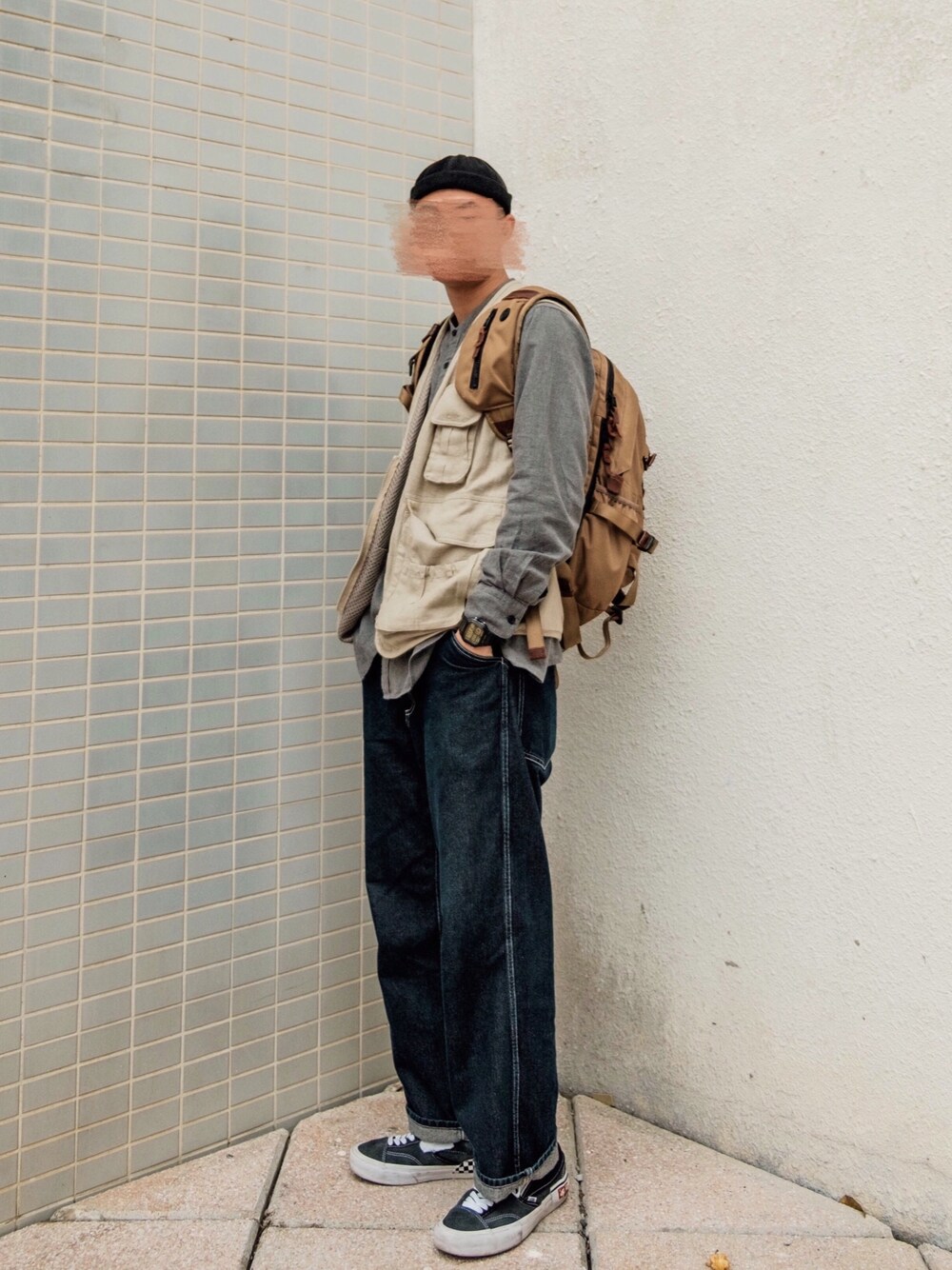 ベージュ系のバックパック/リュック、ブルー系のデニムパンツ、ブルー系のスリッポンを着用したメンズの冬コーディネートの1枚目の写真