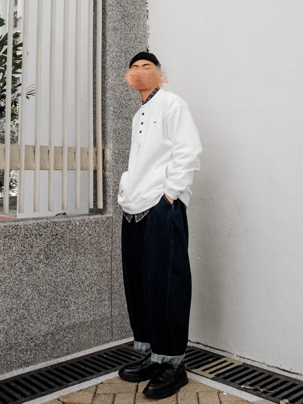 「はるコーデ、おしゃれさんと繋がりたい、ゆるコーデ、シンプルコーデ、大人カジュアル、黒、パーカー、ootd、vintage、スニーカー」｜「initialのアイテム（ローファー、ブラック系）」を使った、notrobotさん（メンズ・177cm）の冬コーディネートの1枚目の写真