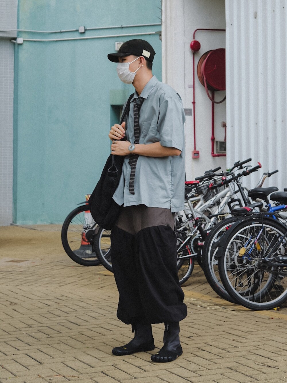 「ootd、夏」｜「suicokeのアイテム（シューズ、ブラック系）」を使った、notrobotさん（メンズ・177cm）の夏コーディネートの1枚目の写真
