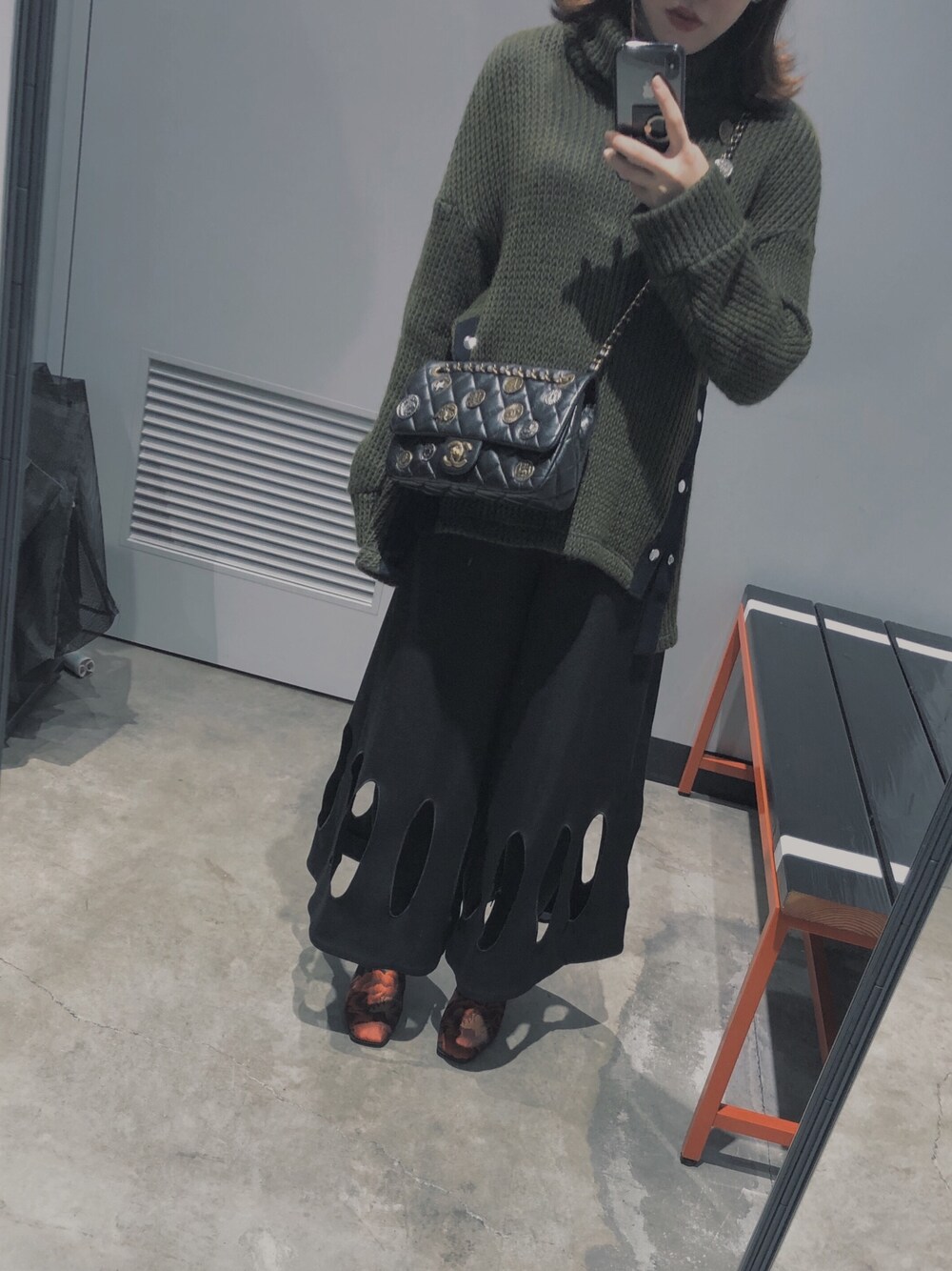 ブラック系のその他パンツ、レッド系のブーティ、ブラック系のショルダーバッグを着用したレディースの秋コーディネートの1枚目の写真