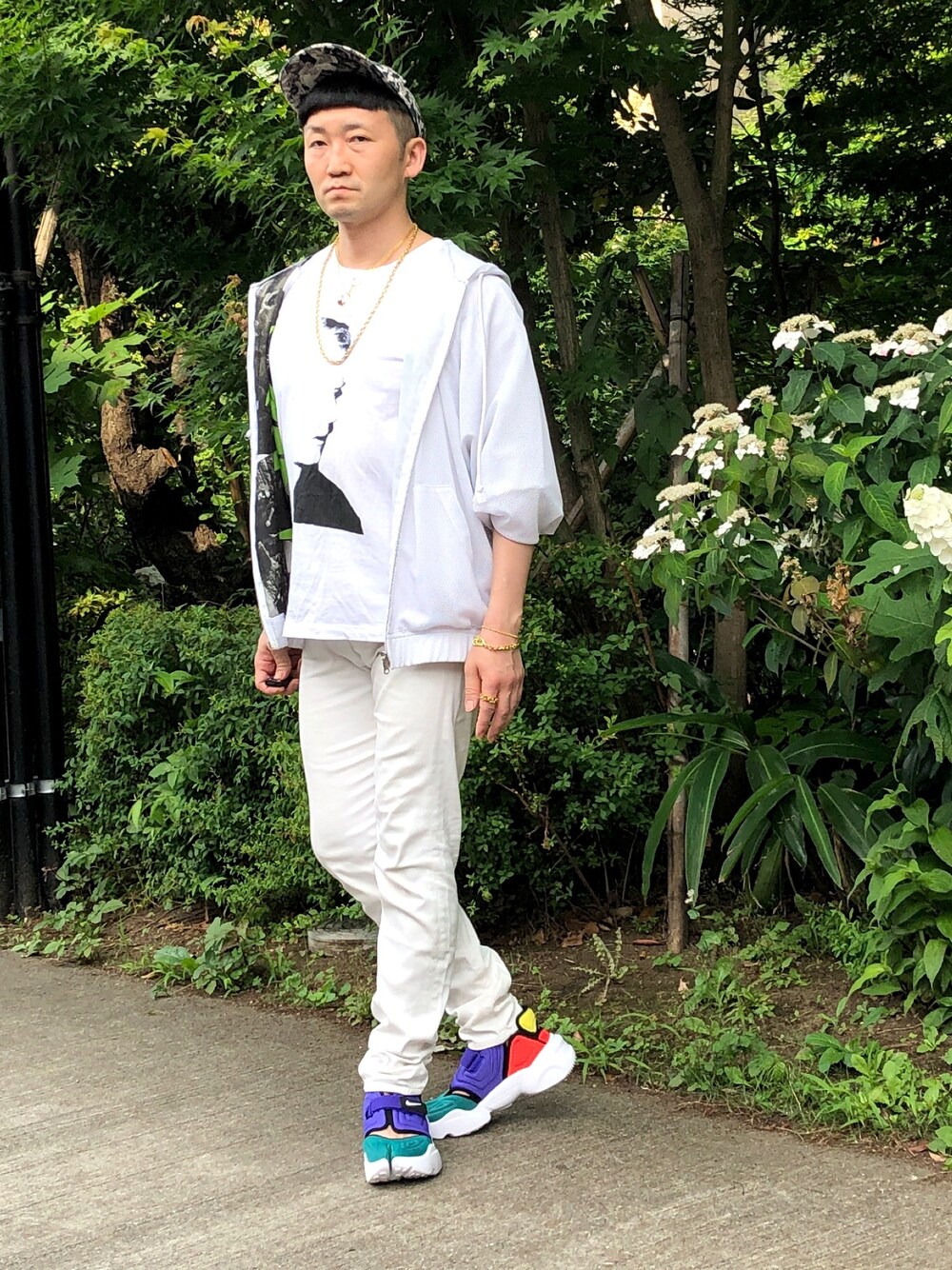 「ホワイト、ホワイトコーデ、ホワイトパンツ、スキニーデニム、ストリートMIX、ゴールドアクセ、なつこーで、ナイロンパーカー、メッシュ」｜「JOHN LAWRENCE SULLIVANのアイテム（デニムパンツ、ホワイト系）」を使った、howtomakeakkyperiod2さん（メンズ・165cm）の夏コーディネートの1枚目の写真