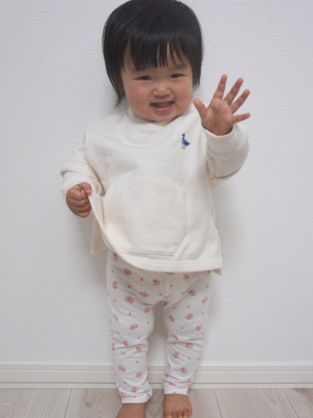 「ホワイトコーデ、ホワイト、春コーデ、プティマイン、ユニクロ、1歳6ヶ月、女の子ベビー」｜「petit mainのアイテム（トップス、ホワイト系）」を使った、お塩さん（キッズ・80cm）の春コーディネートの1枚目の写真