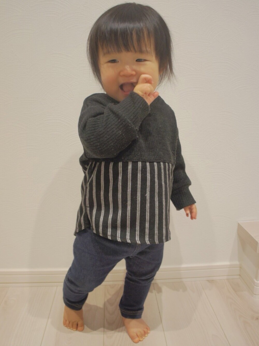 「お塩、お塩のお服、保育園コーデ、1歳、1歳6ヶ月、休日スタイル」｜「petit mainのアイテム（トップス、ブラック系）」を使った、お塩さん（キッズ・80cm）の春コーディネートの1枚目の写真