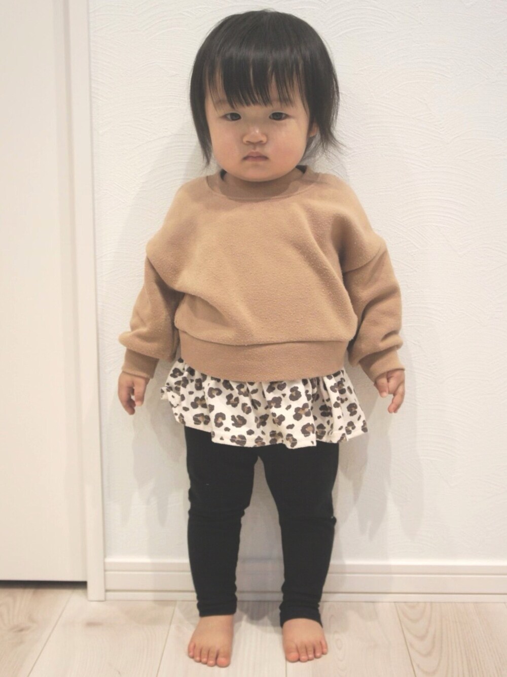 「ボリューム袖、レオパード、キッズファッション、レギンス、1歳、1歳半、1歳6ヶ月、ベビーコーデ、お塩、お塩のお服」｜「西松屋のアイテム（トップス、ベージュ系）」を使った、お塩さん（キッズ・80cm）の春コーディネートの1枚目の写真