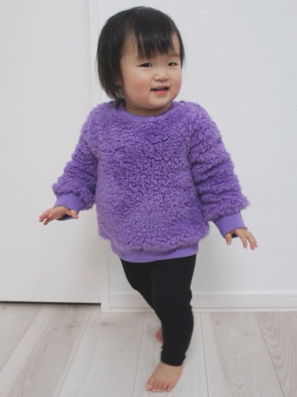 「女の子、ビッグシルエット、カジュアルコーデ、キッズファッション、ベビーコーデ、休日スタイル、1歳、1歳6ヶ月、お塩、お塩のお服」｜「babyGAPのアイテム（ニット/セーター、パープル系）」を使った、お塩さん（キッズ・80cm）の春コーディネートの1枚目の写真
