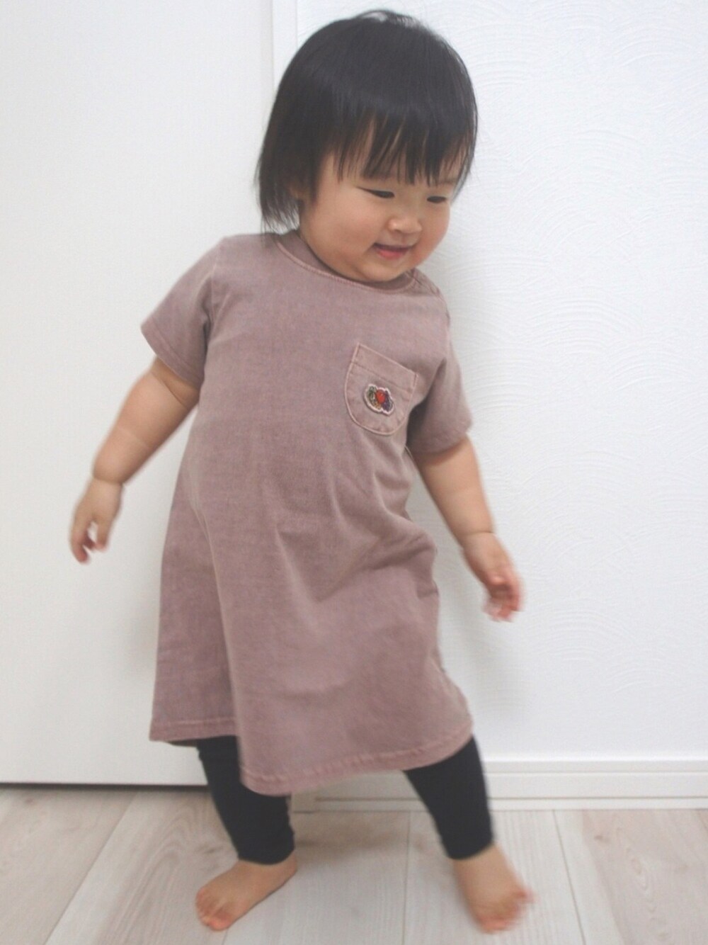 「カジュアルコーデ、ビッグシルエット、女の子、キッズファッション、Tシャツワンピ、休日スタイル、1歳、1歳6ヶ月、お塩、お塩のお服」｜「Birthdayのアイテム（Tシャツ/カットソー、ブラウン系）」を使った、お塩さん（キッズ・80cm）の春コーディネートの1枚目の写真