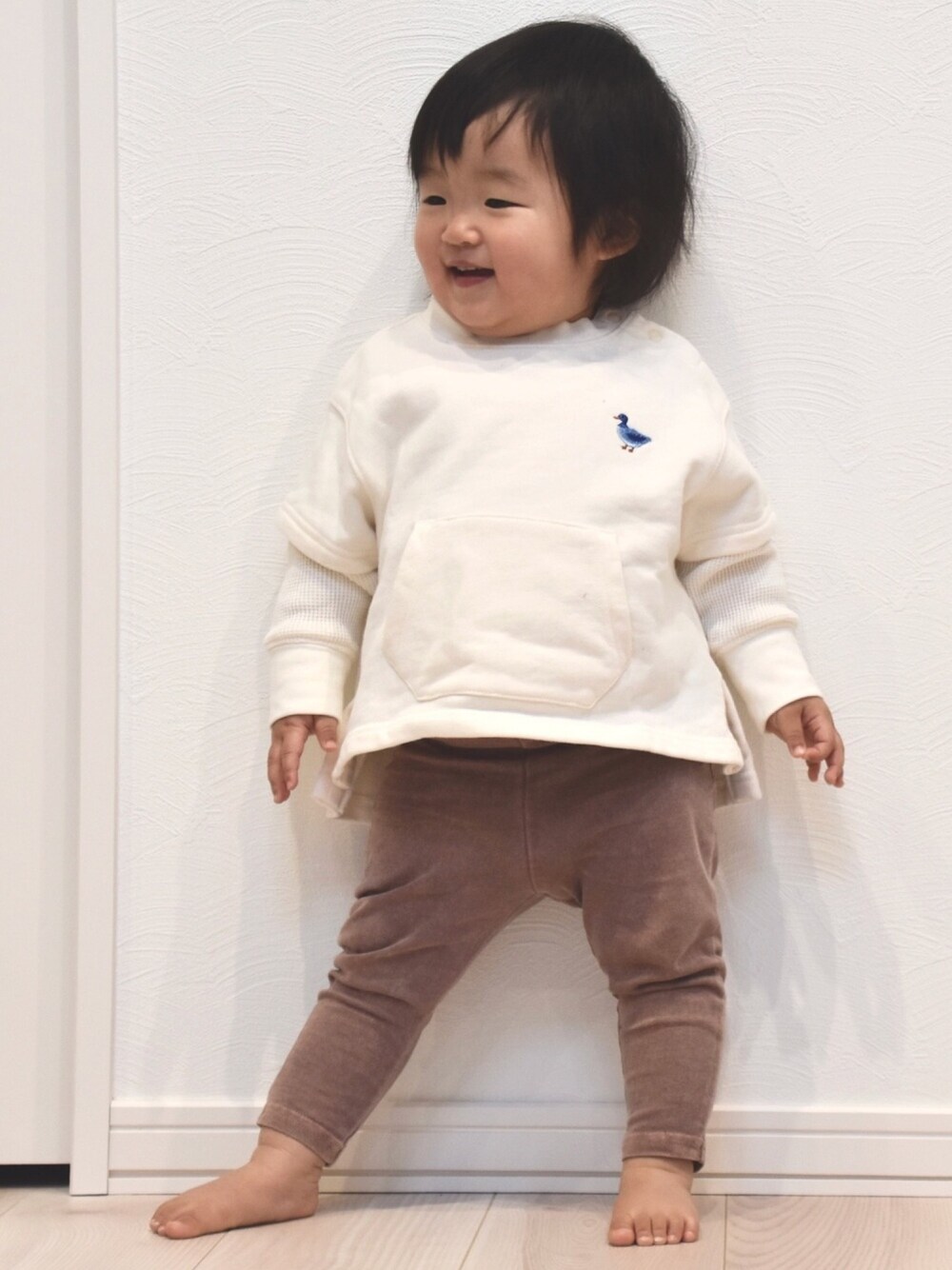 「淡色コーデ、春コーデ、キッズコーデ、女の子、保育園コーデ、1歳、1歳6ヶ月、シンプル、お塩、お塩のお服」｜「petit mainのアイテム（トップス、ホワイト系）」を使った、お塩さん（キッズ・80cm）の春コーディネートの1枚目の写真